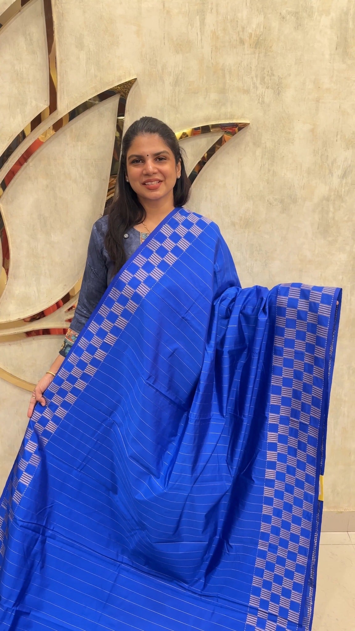 Perfect for weddings, festive occasions, or timeless wardrobe colle...