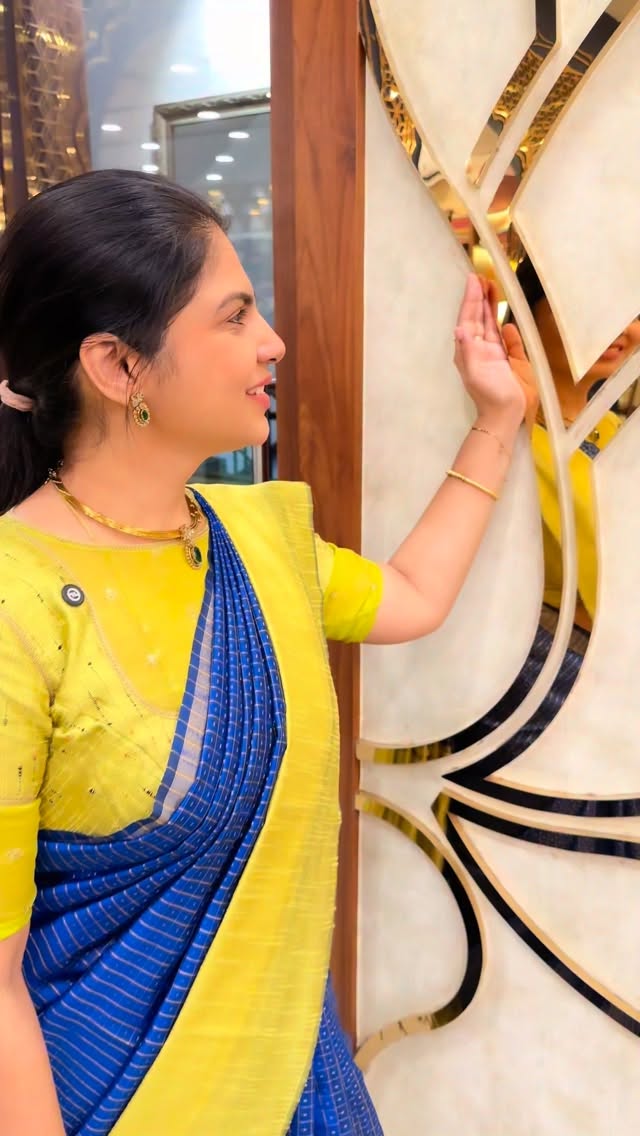 Chappa Silk Saree – Royal Elegance 💙💚
Rich Royal Blue Chappa sil...