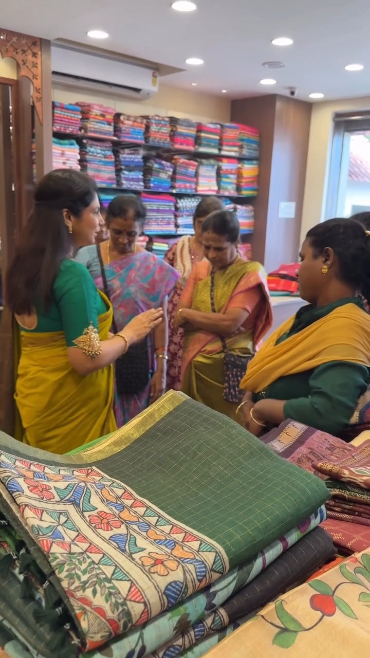 Jute Silk Saree | Pre Booking
A beautifully woven jute silk saree ...