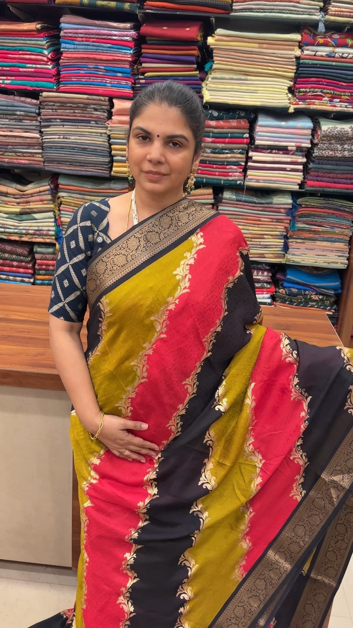 Timeless waves of tradition 🌊
This Georgette Leheriya Saree blend...