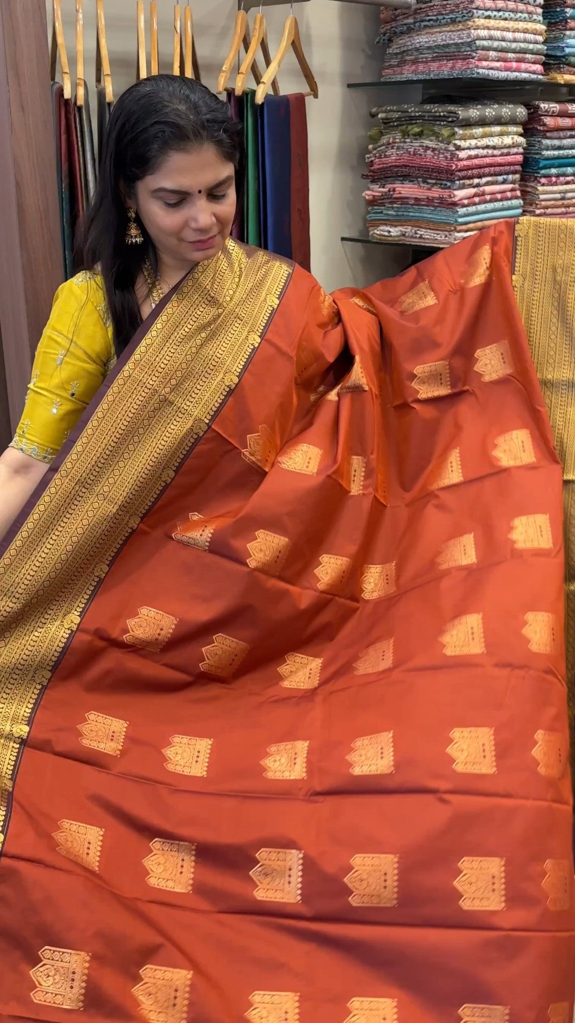 ✨ Semi Silk Saree ✨
Elegant semi silk saree with a smooth texture ...