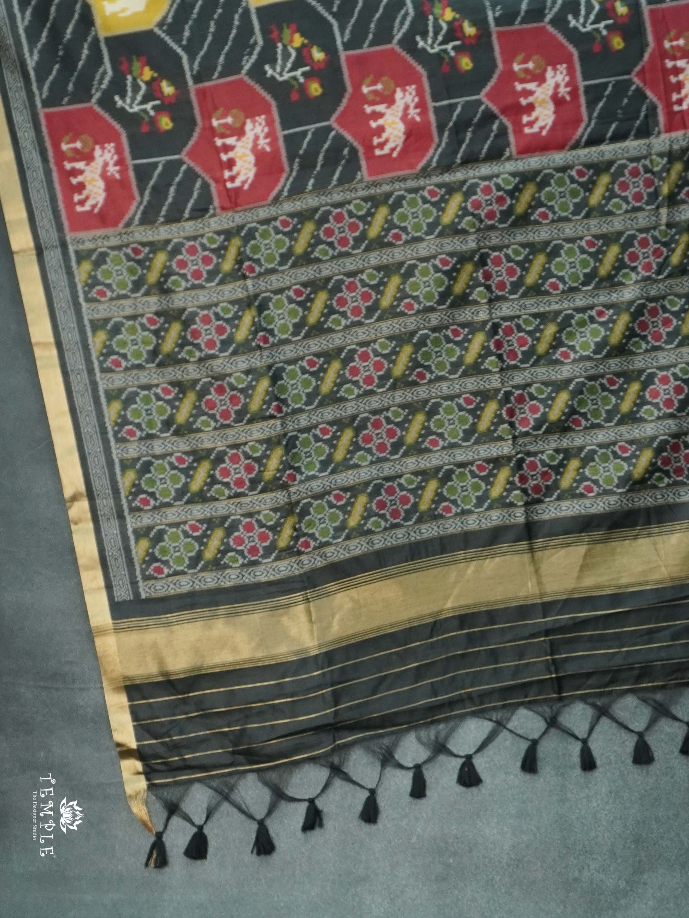 Raw Silk Saree With Thread Woven Pattern | TTDS2647