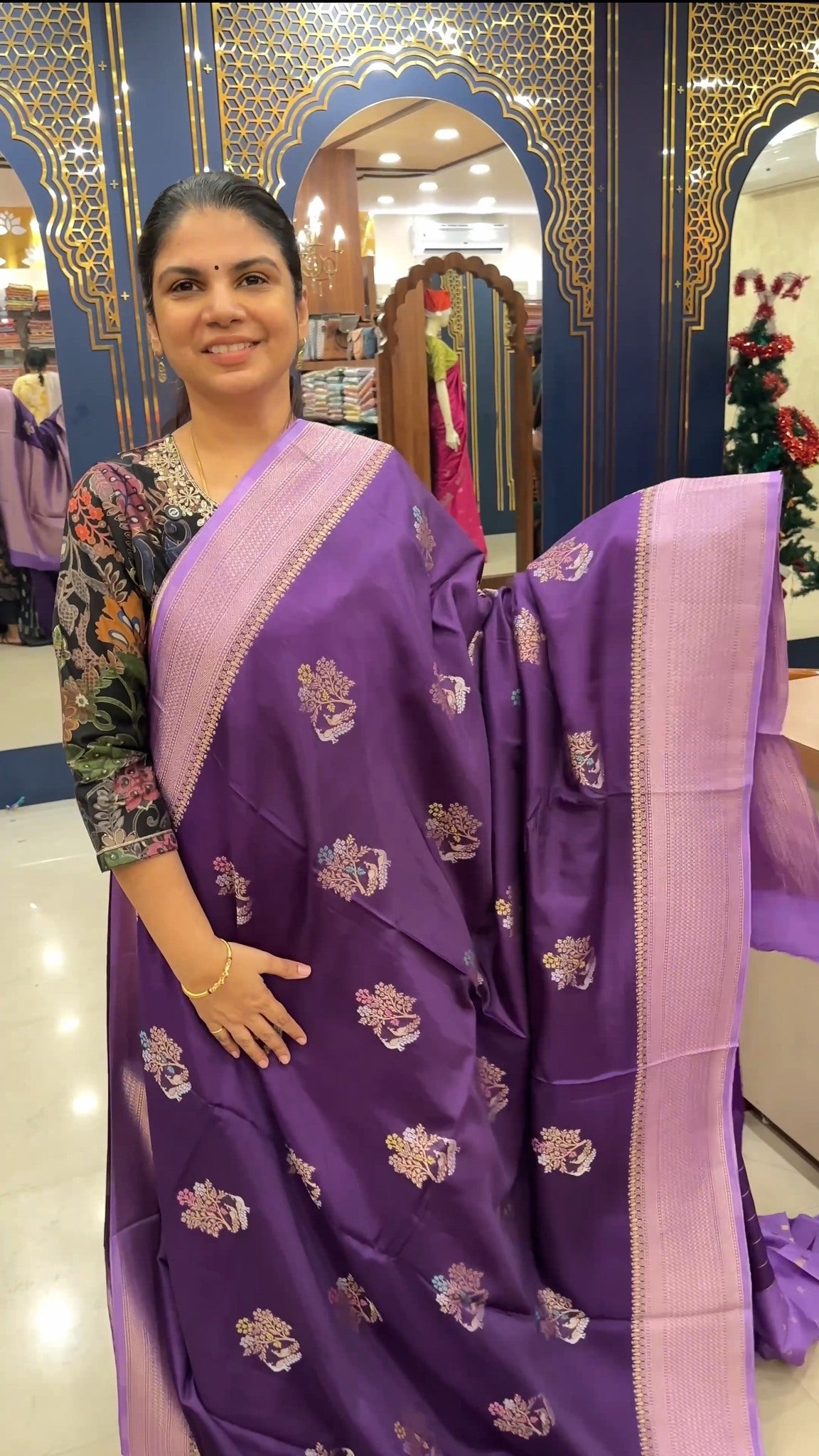 ✨ Drape yourself in refined elegance ✨

Our Viscose Satin Silk Sare...