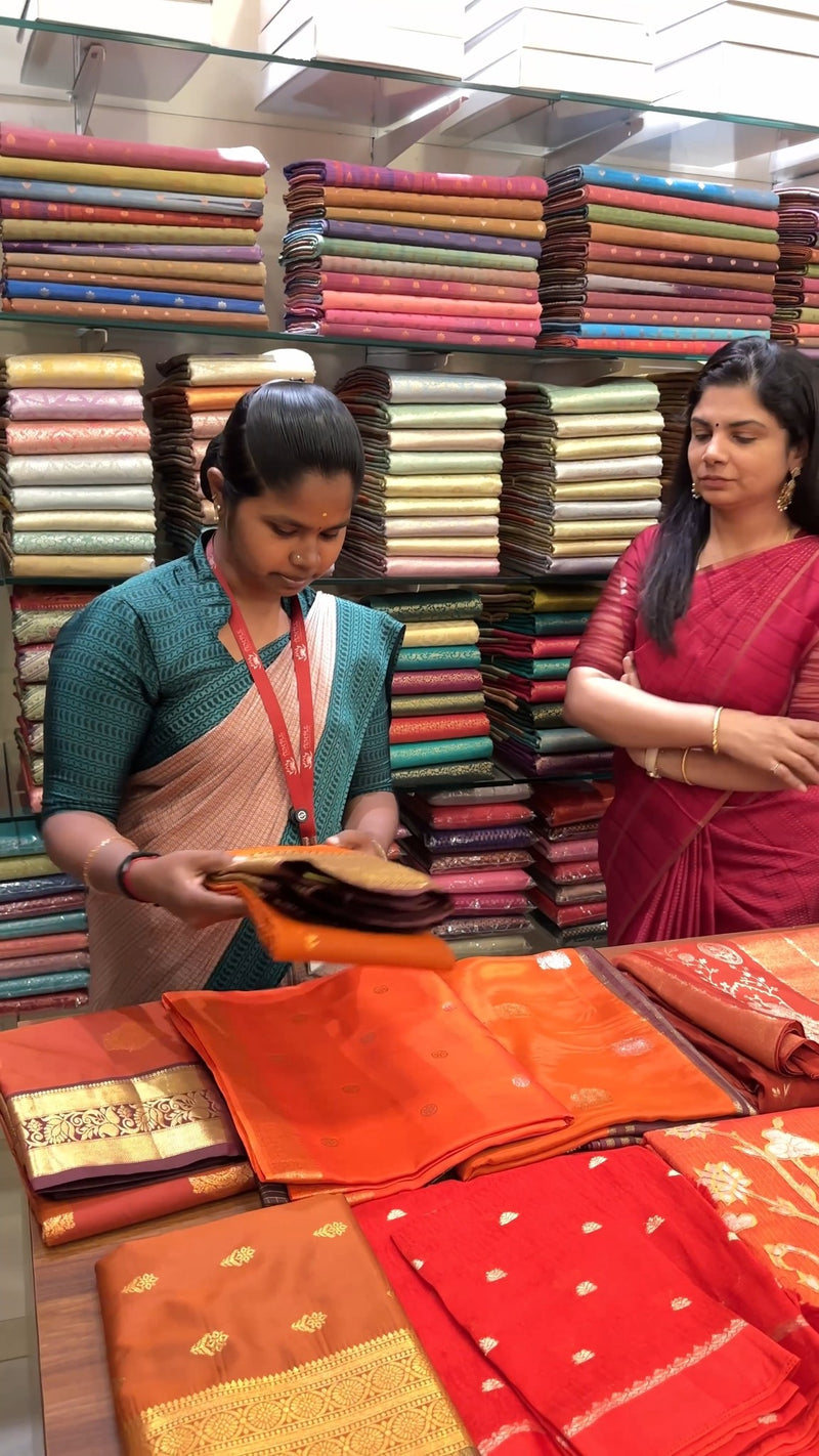Sungudi cotton saree 

This Sungudi cotton saree features tradition...