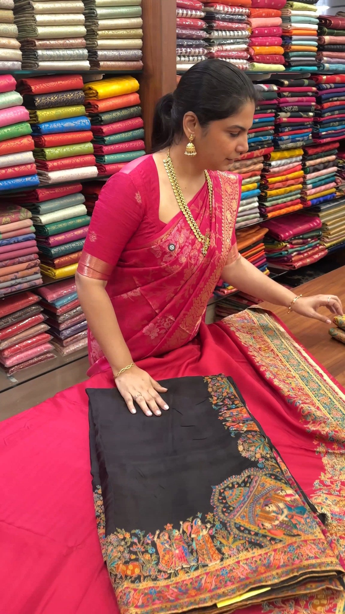 A saree that reflects royal Dharbar elegance ✨

Product Code - TTDS...