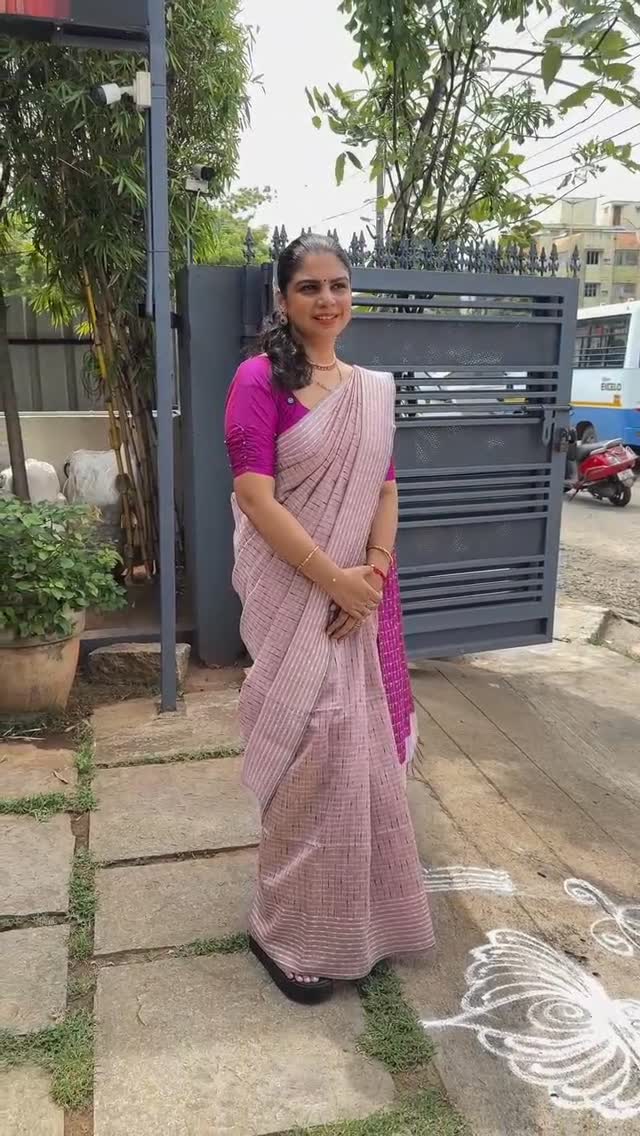 Raw Silk Saree
Product Code - TTDS2337

#saree #sareelove #sareefas...