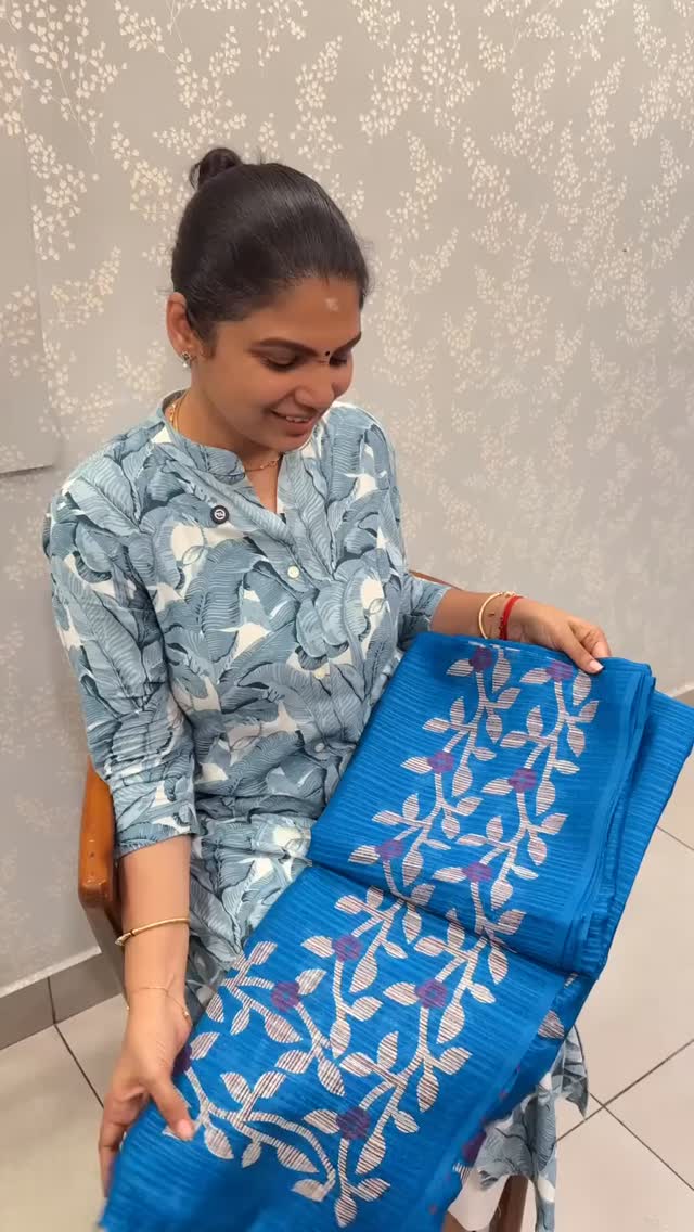 Saree Code - TTDS2266

Saree Name - Linen Silk Saree

Blouse - Prin...