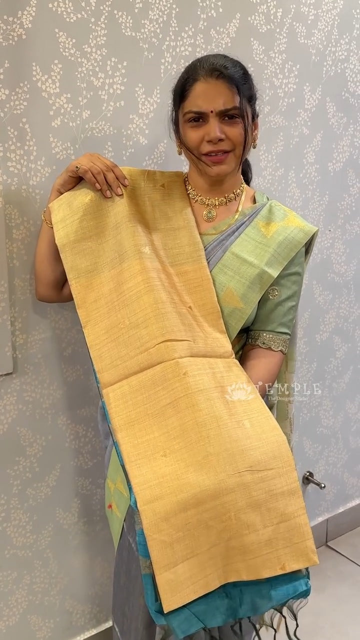 Saree Code - TTDS3528

Saree Name - Handloom Matka Saree

Blouse - ...