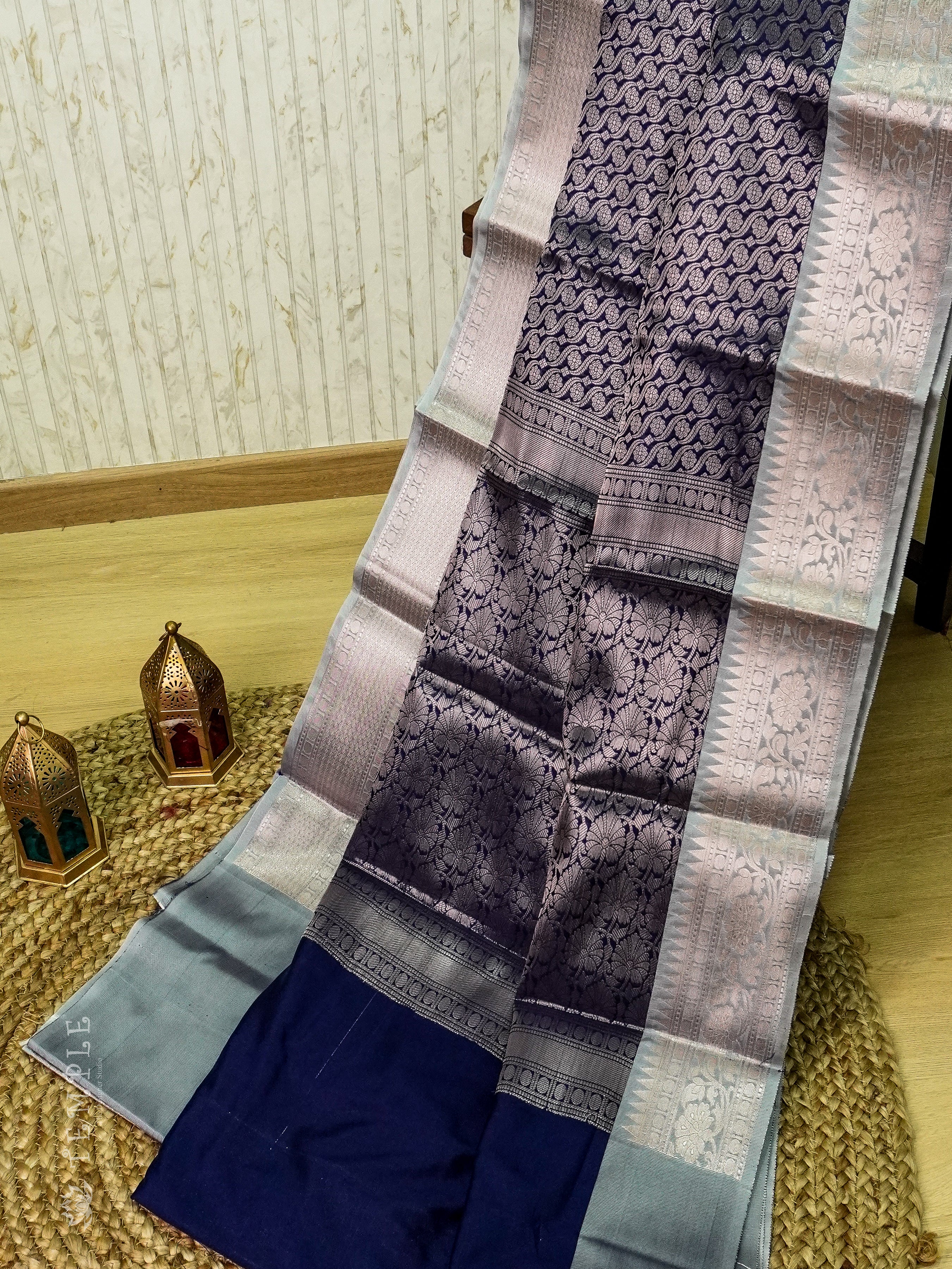 This beautiful dharmavaram pattu saree by @kanchipattu_sarees9 Jewel  @glitz_by_rv | Instagram